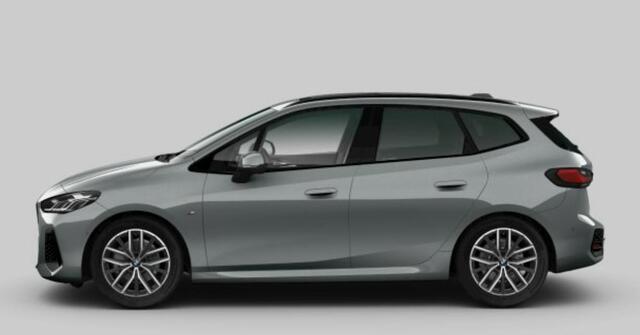 BMW 2-SERIE Active Tourer 220i M Sport - Trekhaak - Panoramadak - Premium Pack - Stoelverstelling achterbank - Driving Assistant - Elektrisch verwarmde voorstoelen - Getinte Ruiten - Stuurwielrand verwarmd -