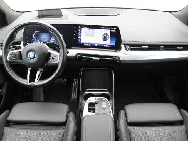 BMW 2-SERIE Active Tourer 225e xDrive / M-Sport / Harman Kardon / Groot glazen schuif-kanteldak / Elektr. wegklapbare Trekhaak / HUD Display / NL auto / Historie bekend / Dealer onderhouden / Full Option /