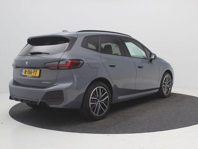 BMW 2-SERIE Active Tourer 225e xDrive / M-Sport / Harman Kardon / Groot glazen schuif-kanteldak / Elektr. wegklapbare Trekhaak / HUD Display / NL auto / Historie bekend / Dealer onderhouden / Full Option /