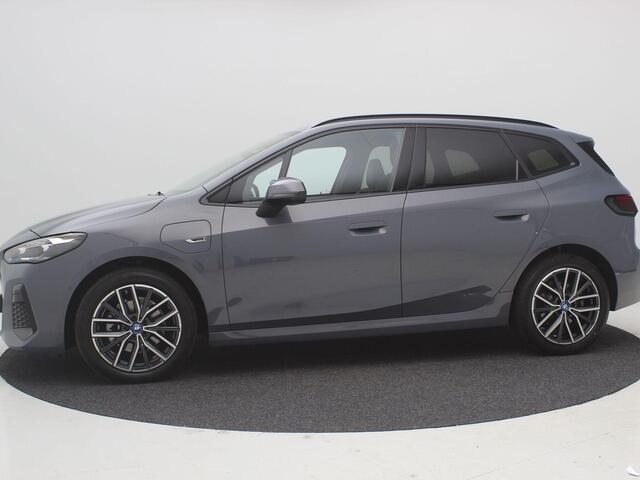 BMW 2-SERIE Active Tourer 225e xDrive / M-Sport / Harman Kardon / Groot glazen schuif-kanteldak / Elektr. wegklapbare Trekhaak / HUD Display / NL auto / Historie bekend / Dealer onderhouden / Full Option /