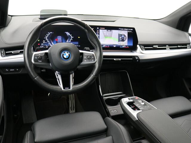 BMW 2-SERIE Active Tourer 225e xDrive / M-Sport / Harman Kardon / Groot glazen schuif-kanteldak / Elektr. wegklapbare Trekhaak / HUD Display / NL auto / Historie bekend / Dealer onderhouden / Full Option /