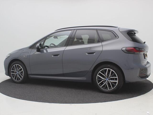 BMW 2-SERIE Active Tourer 225e xDrive / M-Sport / Harman Kardon / Groot glazen schuif-kanteldak / Elektr. wegklapbare Trekhaak / HUD Display / NL auto / Historie bekend / Dealer onderhouden / Full Option /