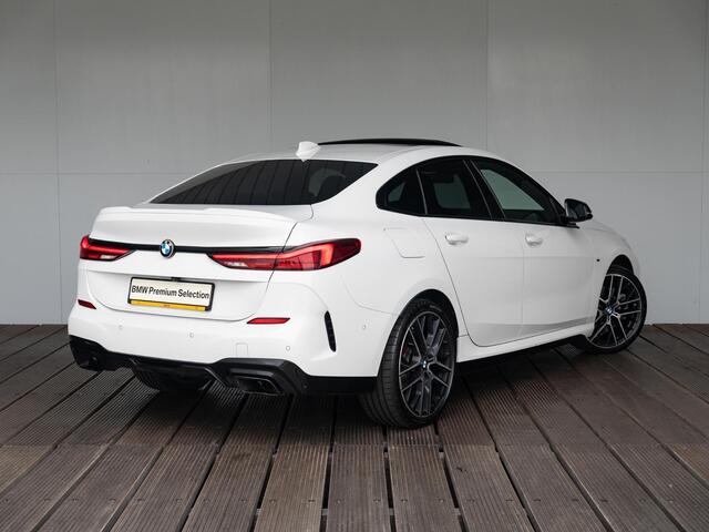 BMW 2-SERIE Gran Coupé 220i | Model M Sport | Achteruitrijcamera | Glazen panoramadak | M sportstoelen voor | Harman Kardon | 19 inch
