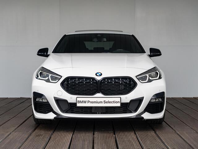 BMW 2-SERIE Gran Coupé 220i | Model M Sport | Achteruitrijcamera | Glazen panoramadak | M sportstoelen voor | Harman Kardon | 19 inch