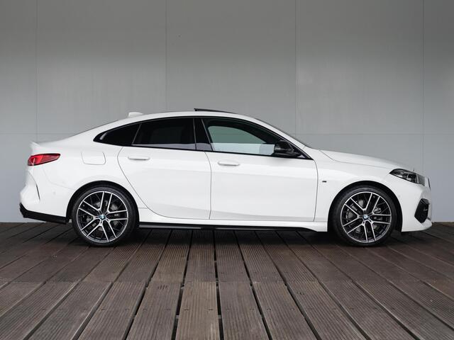 BMW 2-SERIE Gran Coupé 220i | Model M Sport | Achteruitrijcamera | Glazen panoramadak | M sportstoelen voor | Harman Kardon | 19 inch
