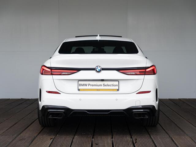BMW 2-SERIE Gran Coupé 220i | Model M Sport | Achteruitrijcamera | Glazen panoramadak | M sportstoelen voor | Harman Kardon | 19 inch