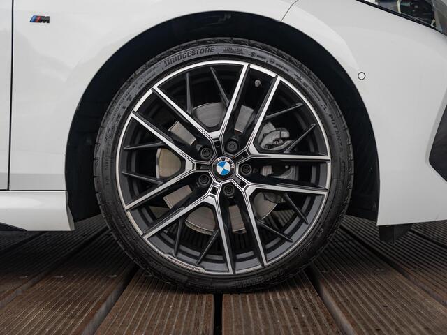 BMW 2-SERIE Gran Coupé 220i | Model M Sport | Achteruitrijcamera | Glazen panoramadak | M sportstoelen voor | Harman Kardon | 19 inch