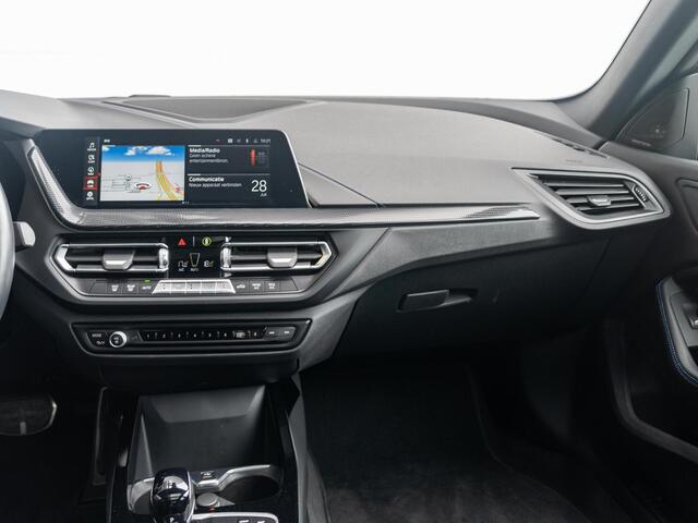 BMW 2-SERIE Gran Coupé 220i | Model M Sport | Achteruitrijcamera | Glazen panoramadak | M sportstoelen voor | Harman Kardon | 19 inch