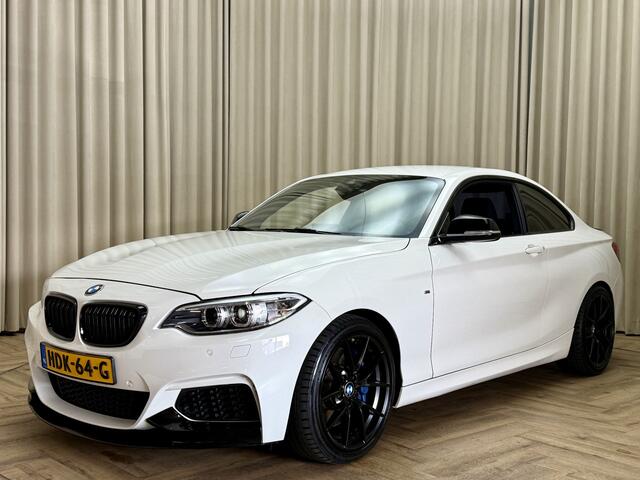 BMW 2-SERIE Coupé M240i *M-PERFORMANCE* Spoilerpakket / Harman Kardon / Alcantara / Memory Seat / Keyless / Stoelverwarming / 18"LMV