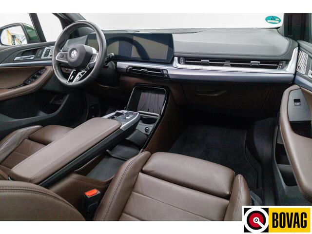 BMW 2-SERIE Active Tourer 218i M-sport | Panoramadak | Leer | Harman Kardon | Stoel- en stuurverwarming | HUD | Electrische klep 360 Camera, Assisted driving, Navigatie, Shadowline, Keyless, Helemaal, 19'' Individual. VOL!