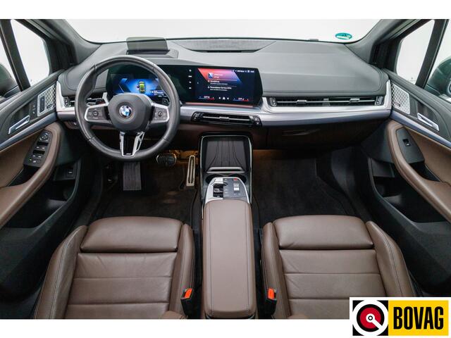 BMW 2-SERIE Active Tourer 218i M-sport | Panoramadak | Leer | Harman Kardon | Stoel- en stuurverwarming | HUD | Electrische klep 360 Camera, Assisted driving, Navigatie, Shadowline, Keyless, Helemaal, 19'' Individual. VOL!