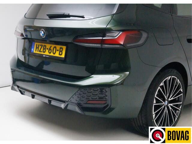 BMW 2-SERIE Active Tourer 218i M-sport | Panoramadak | Leer | Harman Kardon | Stoel- en stuurverwarming | HUD | Electrische klep 360 Camera, Assisted driving, Navigatie, Shadowline, Keyless, Helemaal, 19'' Individual. VOL!
