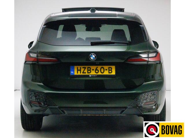 BMW 2-SERIE Active Tourer 218i M-sport | Panoramadak | Leer | Harman Kardon | Stoel- en stuurverwarming | HUD | Electrische klep 360 Camera, Assisted driving, Navigatie, Shadowline, Keyless, Helemaal, 19'' Individual. VOL!