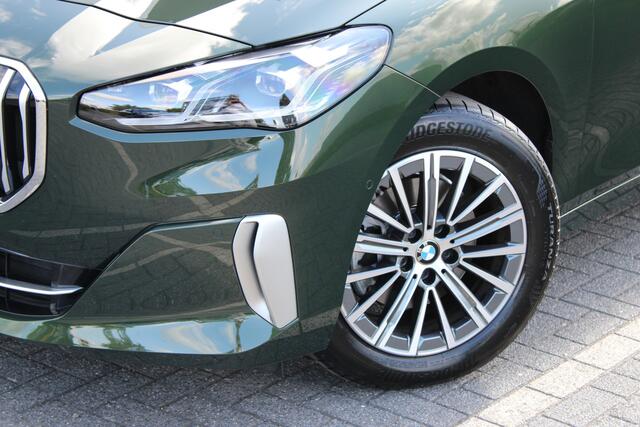 BMW 2-SERIE Active Tourer 218i Luxury Line Automaat / Panoramadak / Trekhaak / Sportstoelen / Achteruitrijcamera / Adaptieve LED / Comfort Access / Stoelverwarming / Widescreen Display