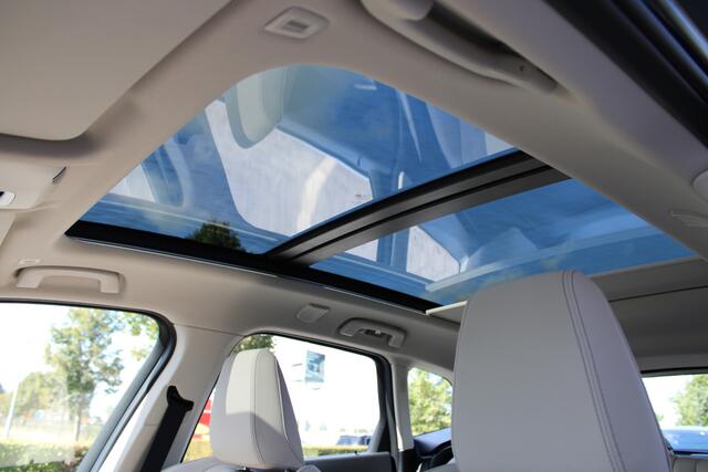 BMW 2-SERIE Active Tourer 218i Luxury Line Automaat / Panoramadak / Trekhaak / Sportstoelen / Achteruitrijcamera / Adaptieve LED / Comfort Access / Stoelverwarming / Widescreen Display