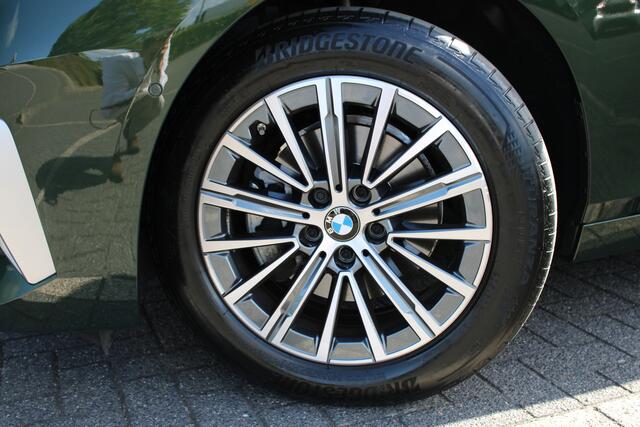 BMW 2-SERIE Active Tourer 218i Luxury Line Automaat / Panoramadak / Trekhaak / Sportstoelen / Achteruitrijcamera / Adaptieve LED / Comfort Access / Stoelverwarming / Widescreen Display