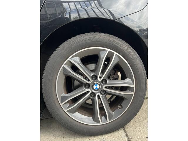 BMW 2-SERIE Active Tourer 218i High Executive | AUTOMAAT | HEAD-UP DISPLAY | LEDER | SCHUIF/KANTELDAK | NAVI XL | CAMERA | CRUISE CONTROL | CLIMATE CONTROL | PDC V+A | LMV 17'' | STOELVERWARMING | BLUETOOTH