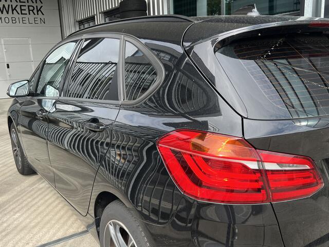 BMW 2-SERIE Active Tourer 218i High Executive | AUTOMAAT | HEAD-UP DISPLAY | LEDER | SCHUIF/KANTELDAK | NAVI XL | CAMERA | CRUISE CONTROL | CLIMATE CONTROL | PDC V+A | LMV 17'' | STOELVERWARMING | BLUETOOTH