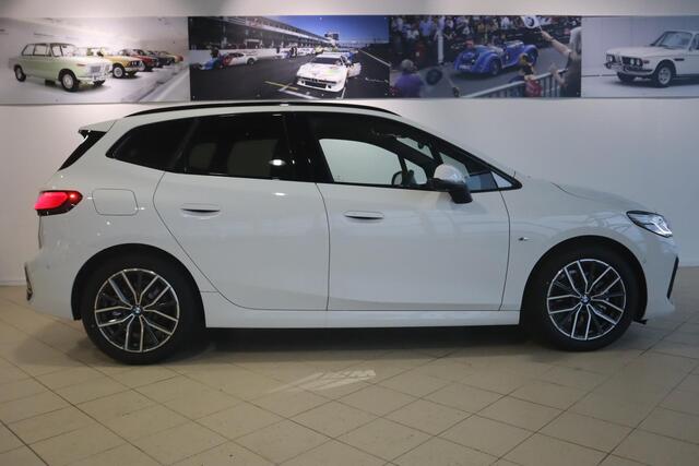 BMW 2-SERIE Active Tourer 220i M-sportpakket | Premium Pack | Travel Pack | Elektr. Trekhaak