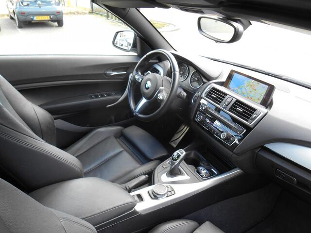 BMW 2-SERIE Cabrio 220I AUTOMAAT M-pakket NL auto/Navigatie/Lederen bekleding/Stoelverwarming/Led dagrijverlichting