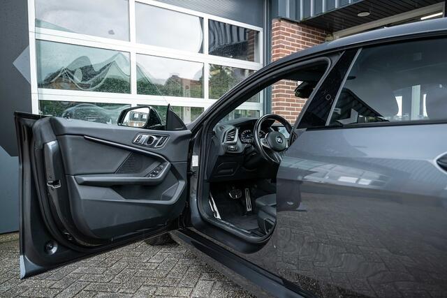 BMW 2-SERIE 218 218i High Executive | M-Sport | Panorama | Memory | Cruise | Keyless | Trekhaak | Elek. stoelbediening | 18' inch |