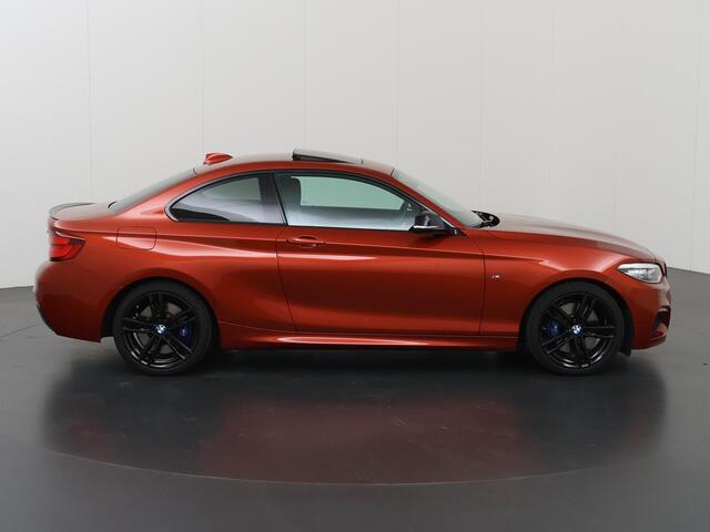 BMW 2-SERIE Coupé 230i High Executive | M-Pakket | Harman/Kardon | Adaptieve Cruise Control | LED | Rij-hulpsysteem | Sportstoelen | Schuif/Kanteldak | Sportstoelen | DAB | Adaptief Onderstel | Camera | Ele. verstelbare stoelen + Geheugen Links |