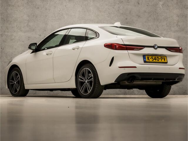 BMW 2-SERIE Gran Coupé 218i Sport Automaat (APPLE CARPLAY, M STUUR, GROOT NAVI, LEDER, SFEERVERLICHTING, SPORTSTOELEN, DAB+, CRUISE, LED KOPLAMPEN, NIEUWSTAAT)