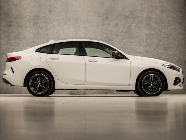 BMW 2-SERIE Gran Coupé 218i Sport Automaat (APPLE CARPLAY, M STUUR, GROOT NAVI, LEDER, SFEERVERLICHTING, SPORTSTOELEN, DAB+, CRUISE, LED KOPLAMPEN, NIEUWSTAAT)