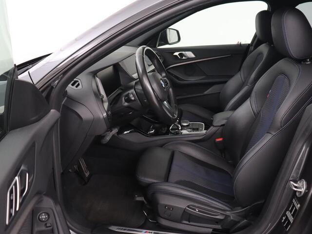 BMW 2-SERIE 218i M Sport | Sportstoelen | Camera | Carplay | Live Cockpit | Half leder | Navigatie | Sfeerverlichting | Full LED | Climate control