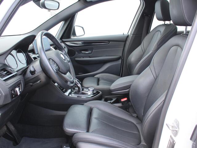 BMW 2-SERIE Active Tourer 220i High Executive Edition AUTOMAAT / Trek gw 1500 / Lederen Bekleding / Navigatie / Elektrisch Schuif-/Kanteldak / Elektrisch Bedienbare Achterklep / Head-Up Display /