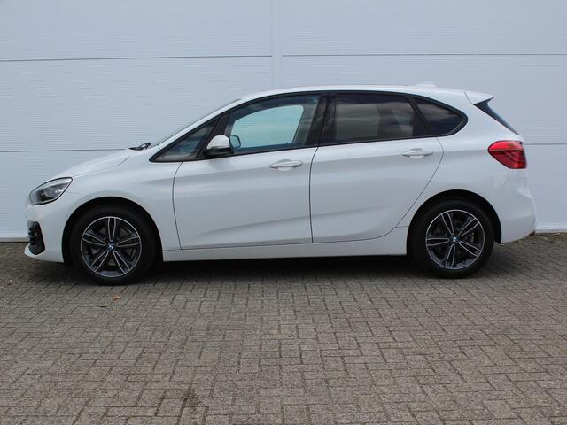 BMW 2-SERIE Active Tourer 220i High Executive Edition AUTOMAAT / Trek gw 1500 / Lederen Bekleding / Navigatie / Elektrisch Schuif-/Kanteldak / Elektrisch Bedienbare Achterklep / Head-Up Display /