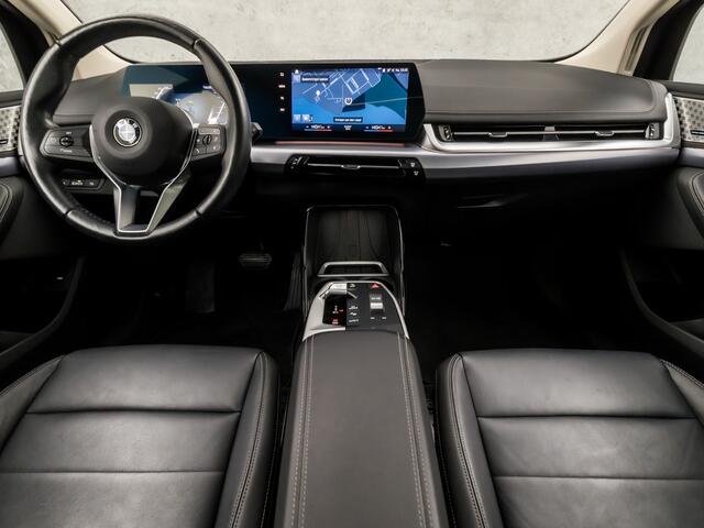 BMW 2-SERIE Active Tourer 218i Sportline Automaat (PANORAMADAK, LIVE COCKPIT PLUS, APPLE CARPLAY, HARMAN/KARDON, CAMERA, TREKHAAK, LEDEREN SPORTSTOELEN, ELEK ACHTERKLEP, NIEUWE APK, NIEUWSTAAT)