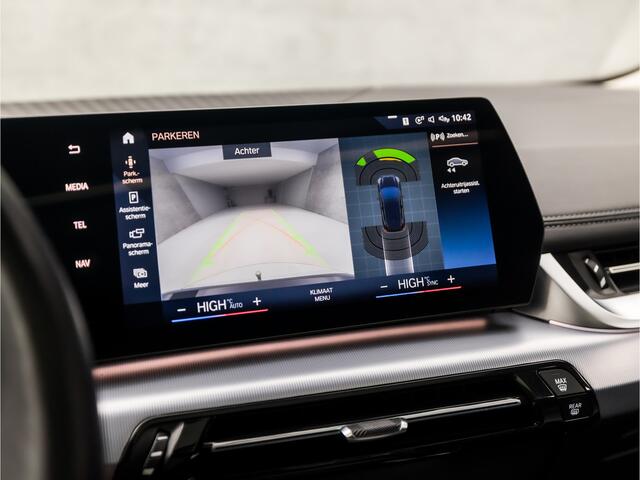 BMW 2-SERIE Active Tourer 218i Sportline Automaat (PANORAMADAK, LIVE COCKPIT PLUS, APPLE CARPLAY, HARMAN/KARDON, CAMERA, TREKHAAK, LEDEREN SPORTSTOELEN, ELEK ACHTERKLEP, NIEUWE APK, NIEUWSTAAT)