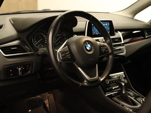 BMW 2-SERIE Active Tourer 218i High Executive - ELEKTRISCHE ACHTERKLEP - KEYLESS START - VOORSTOELEN VERWARMD - NAVIGATIE - CRUISE CONTROL - CLIMATE CONTROL- BLUETOOTH - SPORTSTOELEN- MISTLAMPEN VOOR
