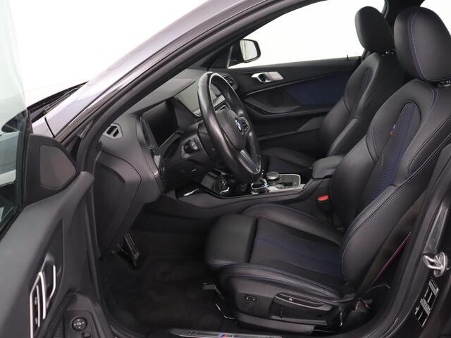 BMW 2-SERIE Gran Coupé 218i M Sport | Panoramadak | Stoelverwarming | Camera | Sfeerverlichting | Carplay | Navigatie | Sportstoelen | Park Assist | Live Cockpit | Climate control