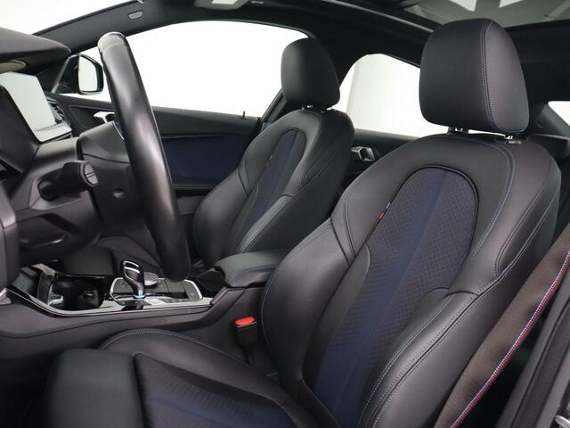 BMW 2-SERIE Gran Coupé 218i M Sport | Panoramadak | Stoelverwarming | Camera | Sfeerverlichting | Carplay | Navigatie | Sportstoelen | Park Assist | Live Cockpit | Climate control