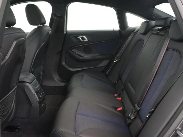 BMW 2-SERIE Gran Coupé 218i M Sport | Panoramadak | Stoelverwarming | Camera | Sfeerverlichting | Carplay | Navigatie | Sportstoelen | Park Assist | Live Cockpit | Climate control