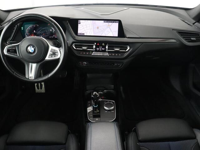 BMW 2-SERIE Gran Coupé 218i M Sport | Panoramadak | Stoelverwarming | Camera | Sfeerverlichting | Carplay | Navigatie | Sportstoelen | Park Assist | Live Cockpit | Climate control