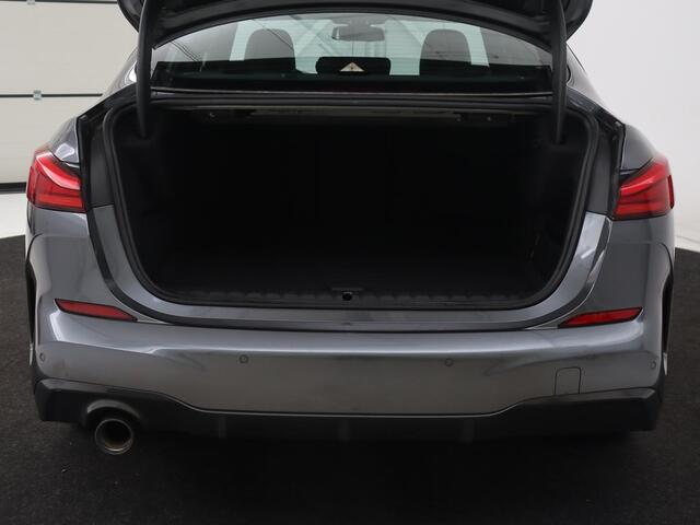 BMW 2-SERIE Gran Coupé 218i M Sport | Panoramadak | Stoelverwarming | Camera | Sfeerverlichting | Carplay | Navigatie | Sportstoelen | Park Assist | Live Cockpit | Climate control