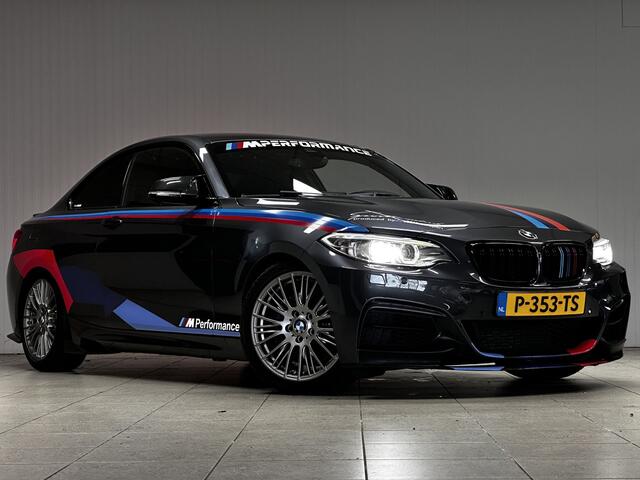 BMW 2-SERIE Coupé M235i xDrive/ M-Performance uitlaat/ Shadow Line/ Harman-Kardon/ Alcantara/ Bi-Xenon/ PDC V+A/ Extra getint glas/ 18'' LMV/ Keyless-Go/ Zwarte-Hemel/ Bluetooth/ Navi/ Cruise/ Ambient Light.