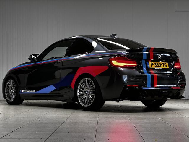 BMW 2-SERIE Coupé M235i xDrive/ M-Performance uitlaat/ Shadow Line/ Harman-Kardon/ Alcantara/ Bi-Xenon/ PDC V+A/ Extra getint glas/ 18'' LMV/ Keyless-Go/ Zwarte-Hemel/ Bluetooth/ Navi/ Cruise/ Ambient Light.