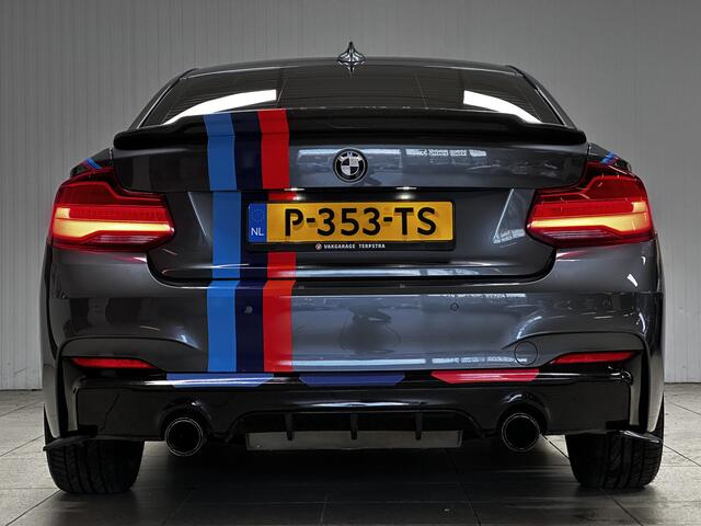 BMW 2-SERIE Coupé M235i xDrive/ M-Performance uitlaat/ Shadow Line/ Harman-Kardon/ Alcantara/ Bi-Xenon/ PDC V+A/ Extra getint glas/ 18'' LMV/ Keyless-Go/ Zwarte-Hemel/ Bluetooth/ Navi/ Cruise/ Ambient Light.