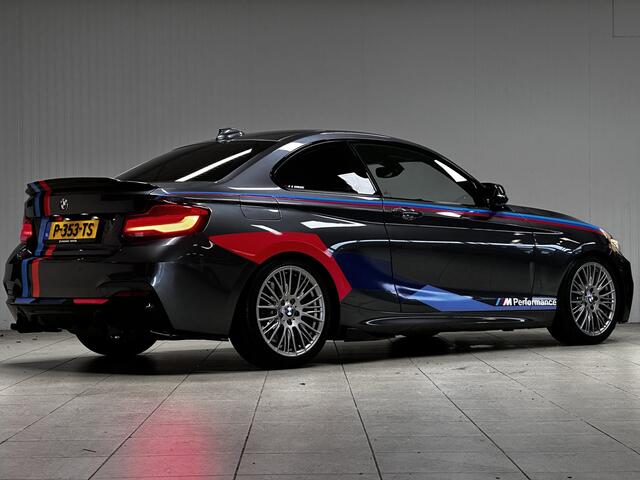 BMW 2-SERIE Coupé M235i xDrive/ M-Performance uitlaat/ Shadow Line/ Harman-Kardon/ Alcantara/ Bi-Xenon/ PDC V+A/ Extra getint glas/ 18'' LMV/ Keyless-Go/ Zwarte-Hemel/ Bluetooth/ Navi/ Cruise/ Ambient Light.