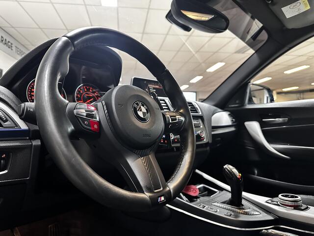 BMW 2-SERIE Coupé M235i xDrive/ M-Performance uitlaat/ Shadow Line/ Harman-Kardon/ Alcantara/ Bi-Xenon/ PDC V+A/ Extra getint glas/ 18'' LMV/ Keyless-Go/ Zwarte-Hemel/ Bluetooth/ Navi/ Cruise/ Ambient Light.