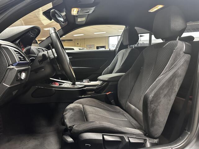 BMW 2-SERIE Coupé M235i xDrive/ M-Performance uitlaat/ Shadow Line/ Harman-Kardon/ Alcantara/ Bi-Xenon/ PDC V+A/ Extra getint glas/ 18'' LMV/ Keyless-Go/ Zwarte-Hemel/ Bluetooth/ Navi/ Cruise/ Ambient Light.