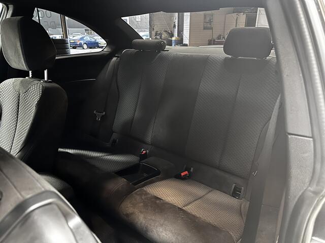 BMW 2-SERIE Coupé M235i xDrive/ M-Performance uitlaat/ Shadow Line/ Harman-Kardon/ Alcantara/ Bi-Xenon/ PDC V+A/ Extra getint glas/ 18'' LMV/ Keyless-Go/ Zwarte-Hemel/ Bluetooth/ Navi/ Cruise/ Ambient Light.