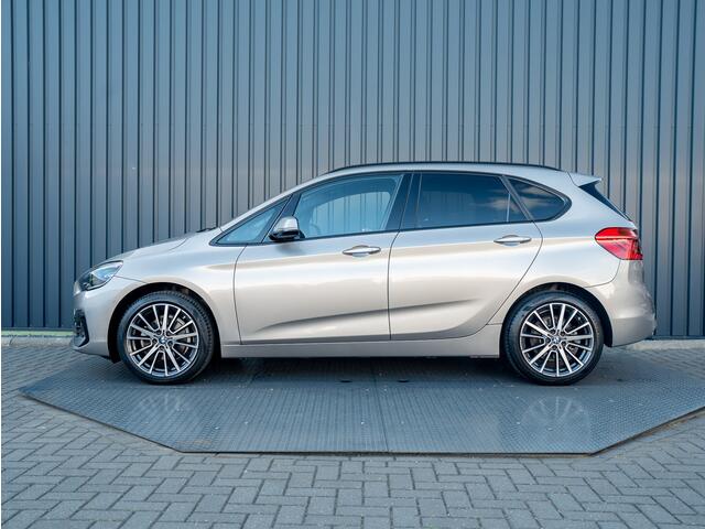 BMW 2-SERIE Active Tourer 218i Business Edition Plus | Panodak | Head Up | Trekhaak | Camera | Prijs Rijklaar!!
