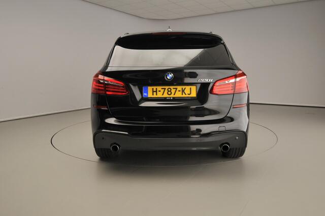 BMW 2-SERIE Active Tourer 220i Automaat / M-Sportpakket / Panoramadak / HIFI / Leder / Camera / LED / Alu wielen 17 inch