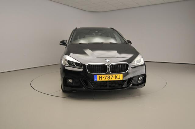 BMW 2-SERIE Active Tourer 220i Automaat / M-Sportpakket / Panoramadak / HIFI / Leder / Camera / LED / Alu wielen 17 inch