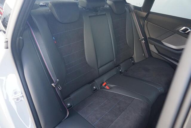 BMW 2-SERIE Gran Coupé 220 M Sportpakket Pro 19'' / Panoramadak / Elektrisch verstelbare stoelen / Head-Up Display / Harman Kardon / Trekhaak